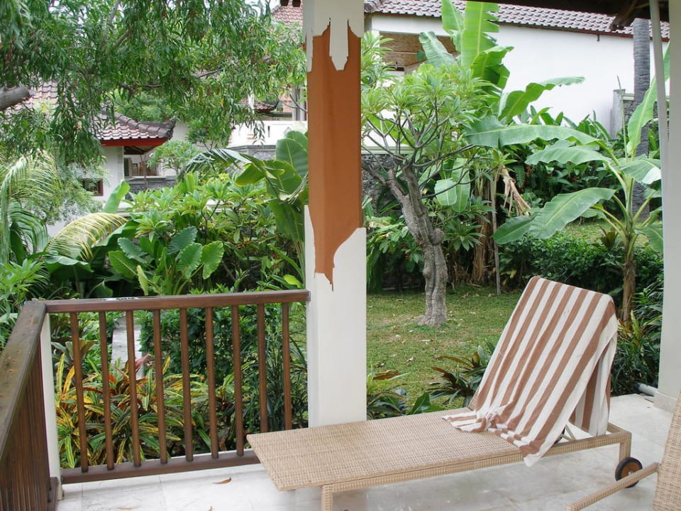 Terrasse mit Blick in den Garten Puri Wirata Resort Villas & Spa