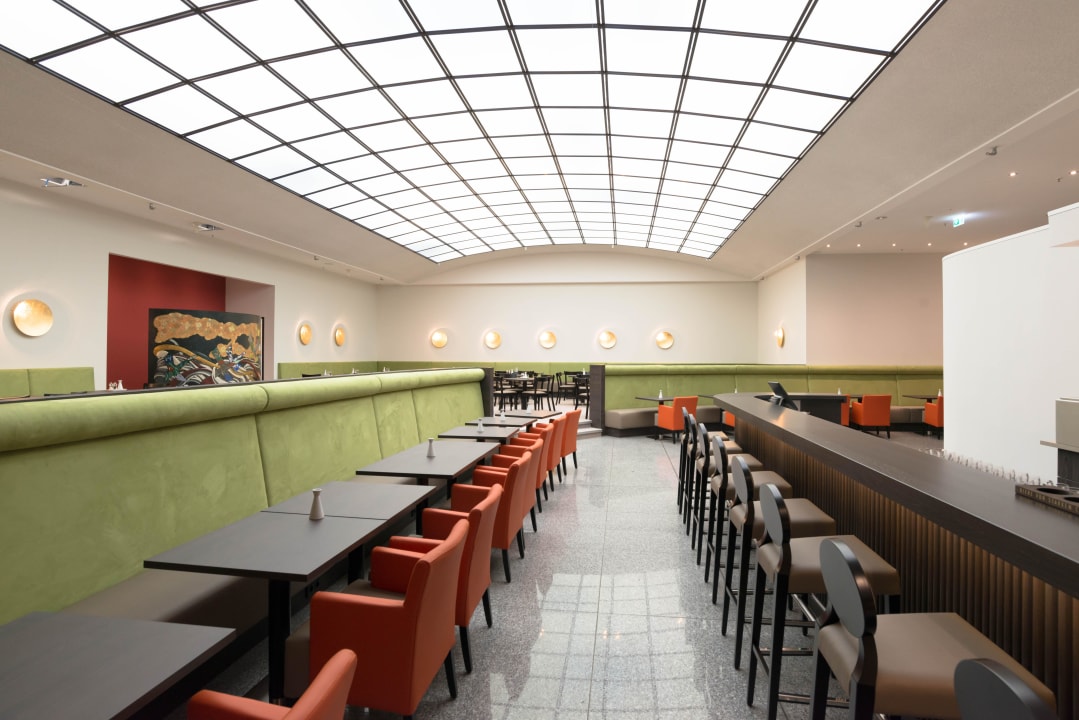 Bar mit Blick auf das Restaurant ACHAT Hotel Bremen City