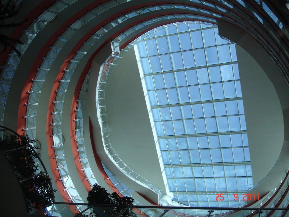 Blick zum Himmel vom Hotelinneren Crystal Admiral