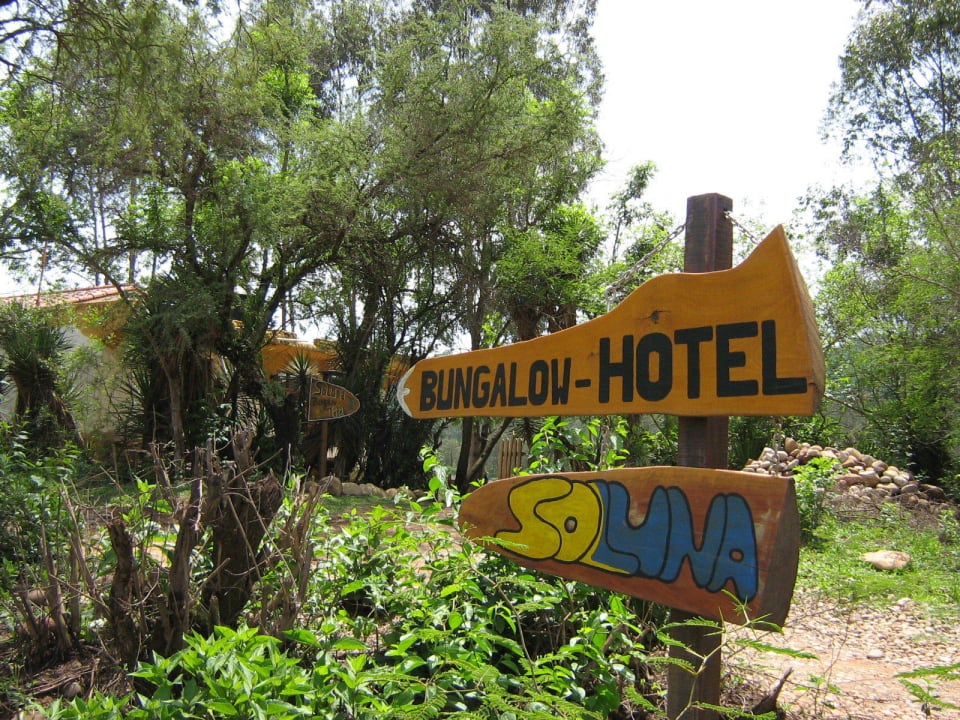 Eingangsbereich der Anlage im Grünen... Hotel Soluna