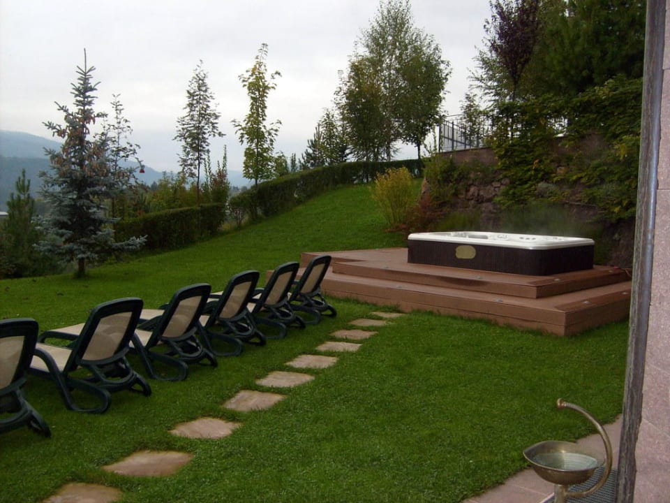 Garten mit Whirlpool Hotel Lagorai
