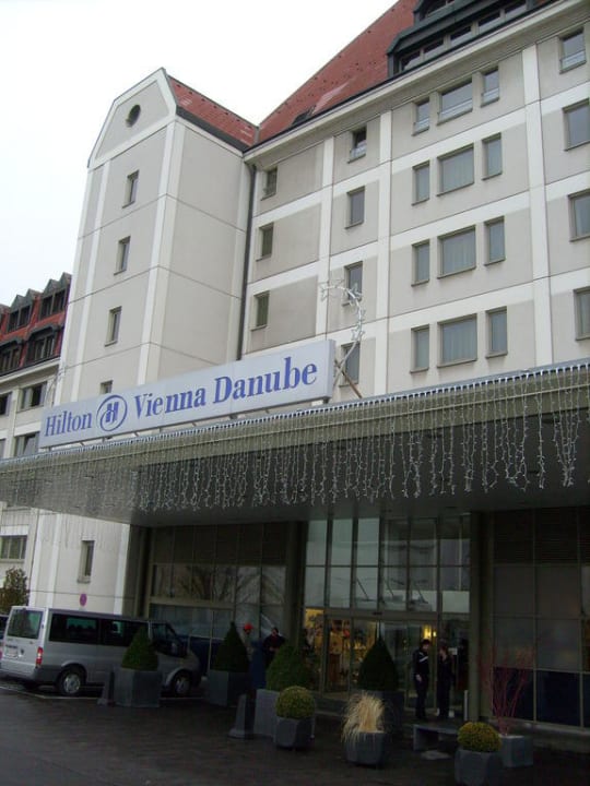Haupteingang mit Vorfahrt Hilton Vienna Waterfront