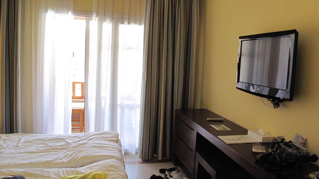 Schöne Einrichtung mit Flat TV The Breakers Diving & Surfing Lodge