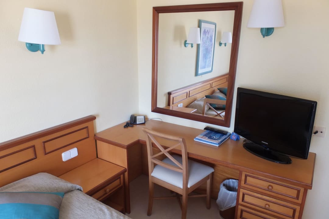 Fernsehecke und Schreibtisch im Doppelzimmer Grupotel Farrutx