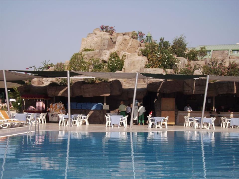 Pool Bar VONRESORT Golden Coast