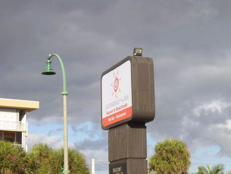 Hotel ist nicht mit Holiday Inn ausgeschildert! Hotel Lauderdale by the Sea