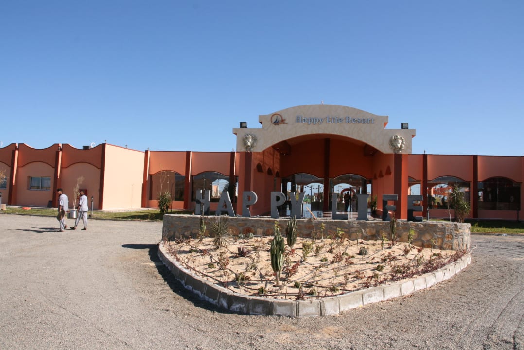 Vor dem Hotel Three Corners Happy Life Beach Resort