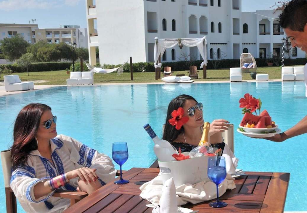 Food & Drinks by the Pool Hotel La Couronne
