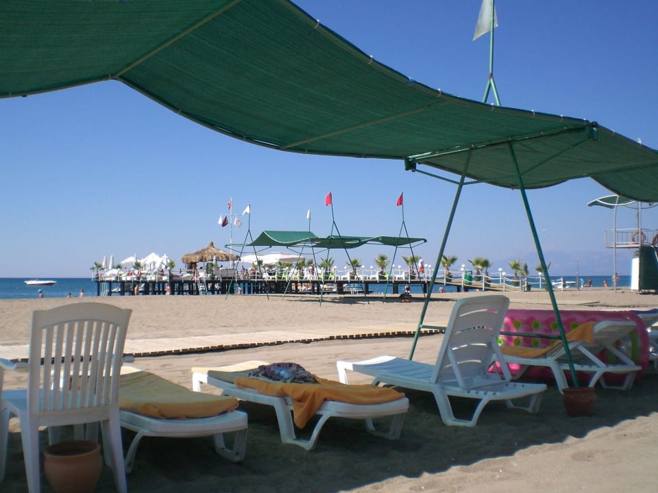 Blick aus Reihe 2 auf Pier 1 mit Bar Hotel Delphin Diva