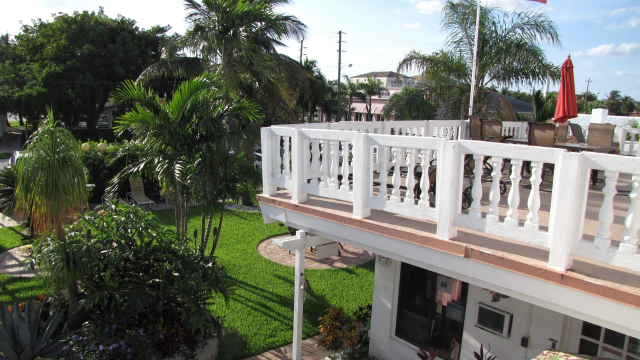 Blick vom oberen Stockwerk in den Garten Breakaway Inn Guest House