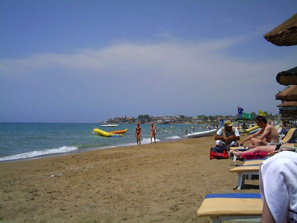 Am Strand - Blick auf Side Semoris Hotel