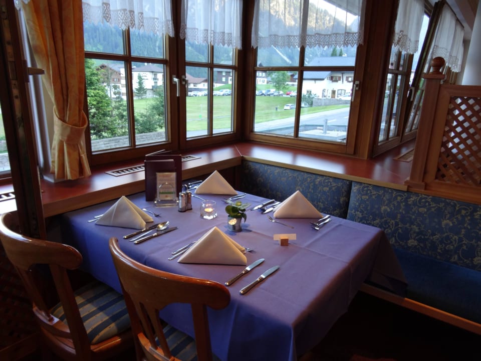 Tisch im Restaurant IFA Alpenrose Hotel Kleinwalsertal