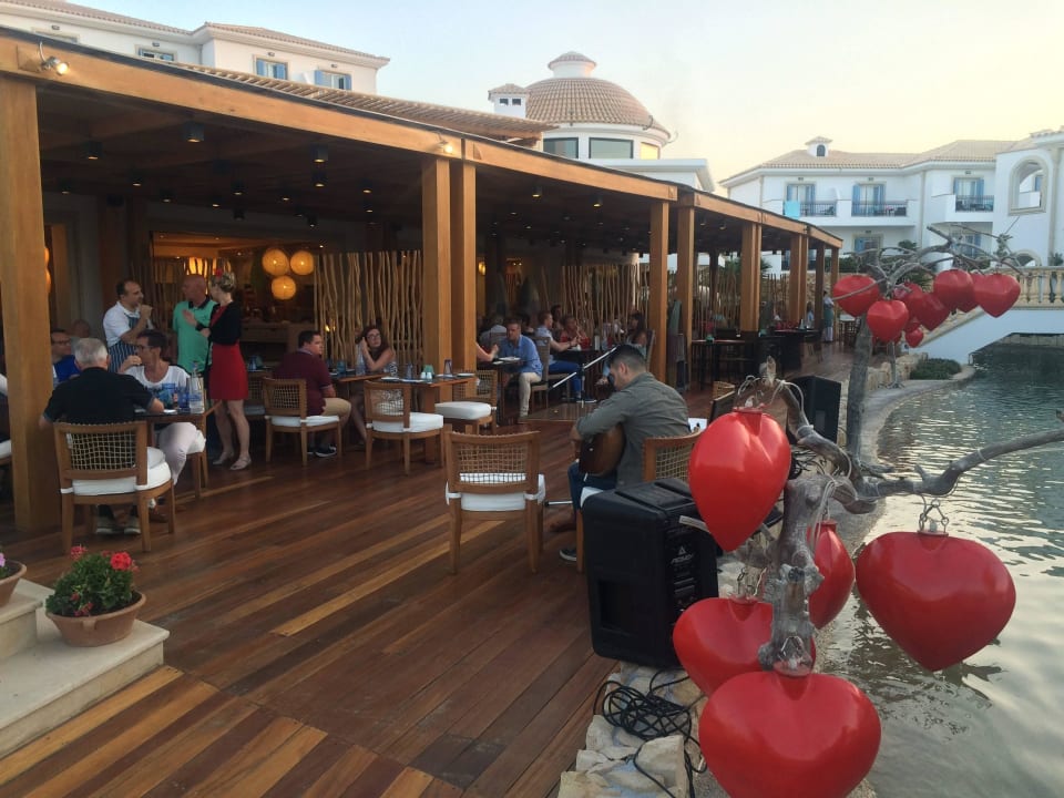 Die 5 Themenrestaurants sind alle nebeneinander  Mitsis Selection Laguna