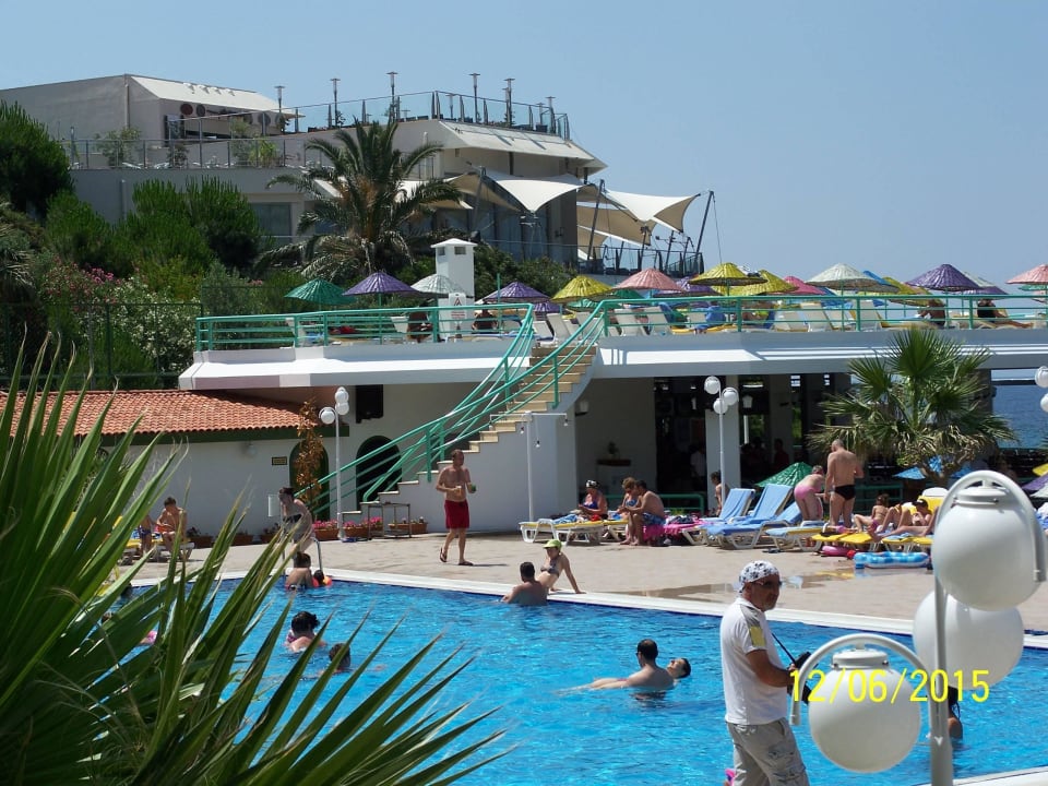 Sonnenliegen abseits auf dem Deck Hotel Grand Efe