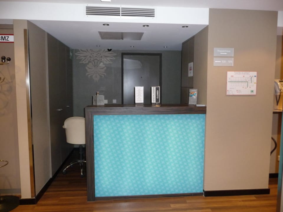 Rezeption B&B Hotel Düsseldorf-Ratingen