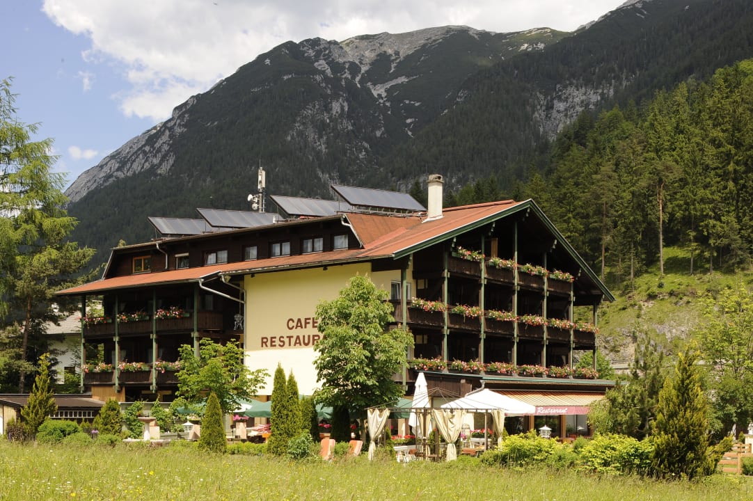 Kulinarikhotel im Sommer mit Sonnenterrasse Genießerhotel Alpin