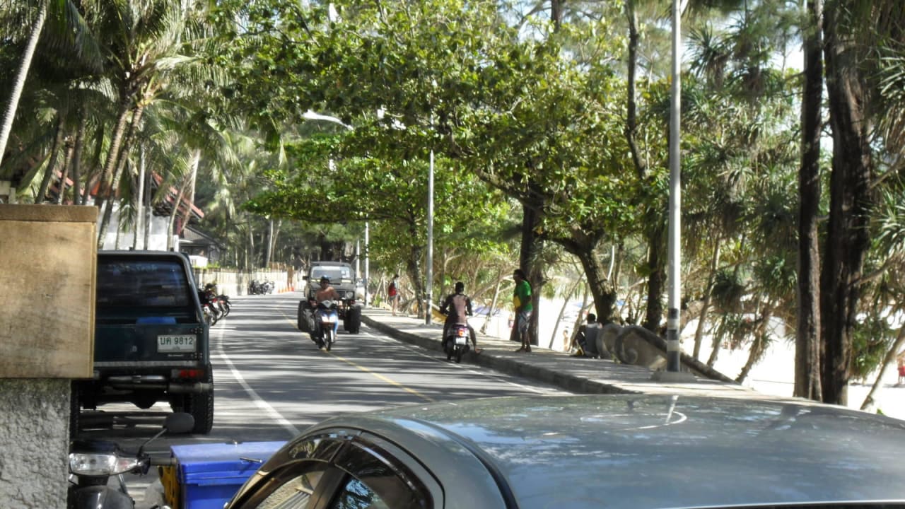 Straße am Strand Club Med Phuket