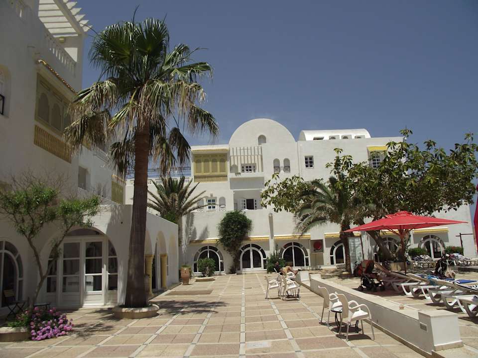 Vor dem Pool Alassio Hotel and Thalasso