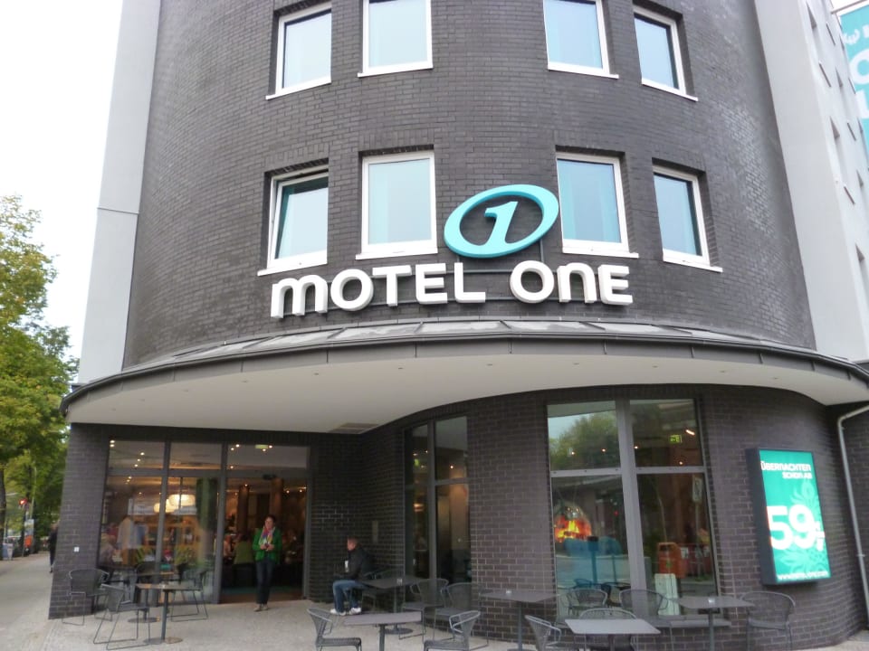 Eingangsbereich & Raucher-Area Motel One Berlin-Bellevue