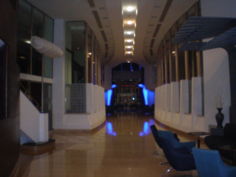 À la carte Restaurants (links und rechts) Concorde De Luxe Resort