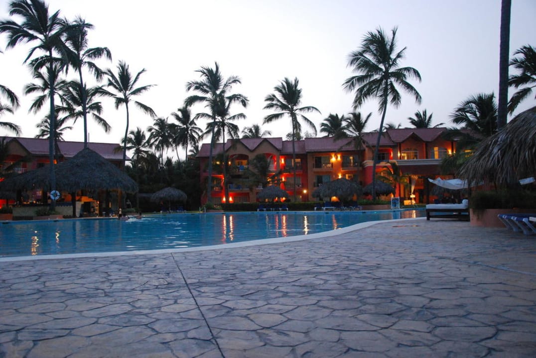 Blick auf die Zimmer am Abend Punta Cana Princess All Suites Resort & Spa