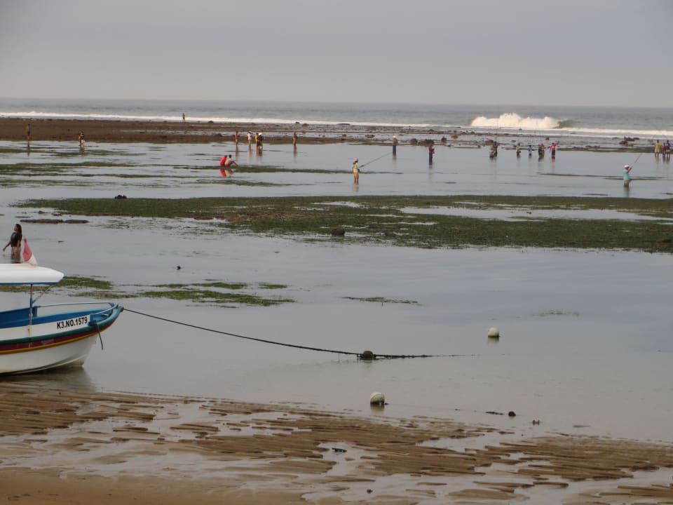 Strand bei Ebbe Segara Village Hotel