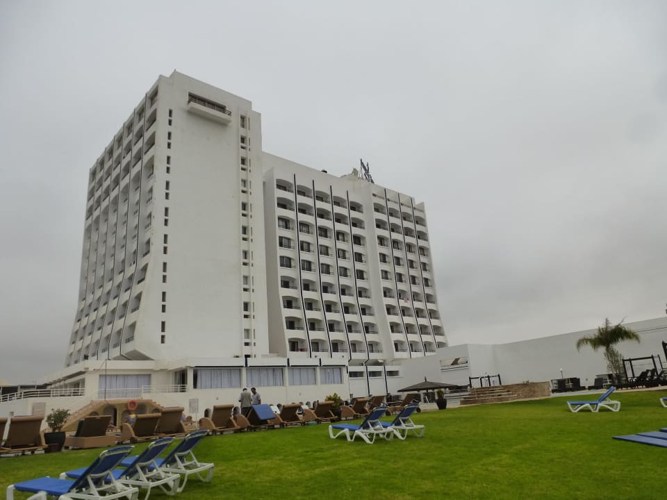 Seitenansicht des Hotels Anezi Tower Hotel