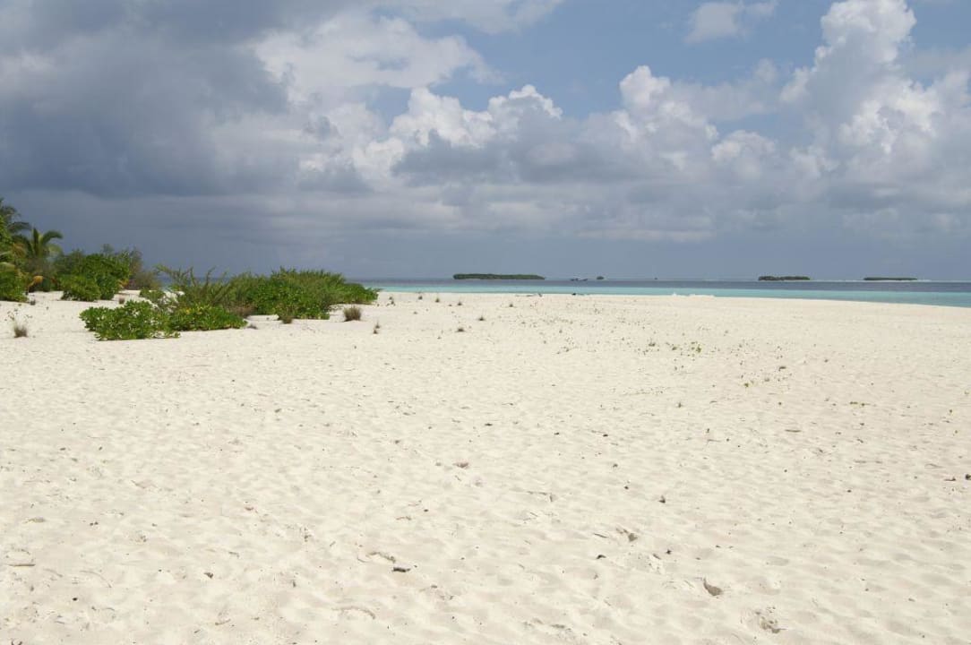 Strand vor dem Bungalow Kuredu Island Resort & Spa