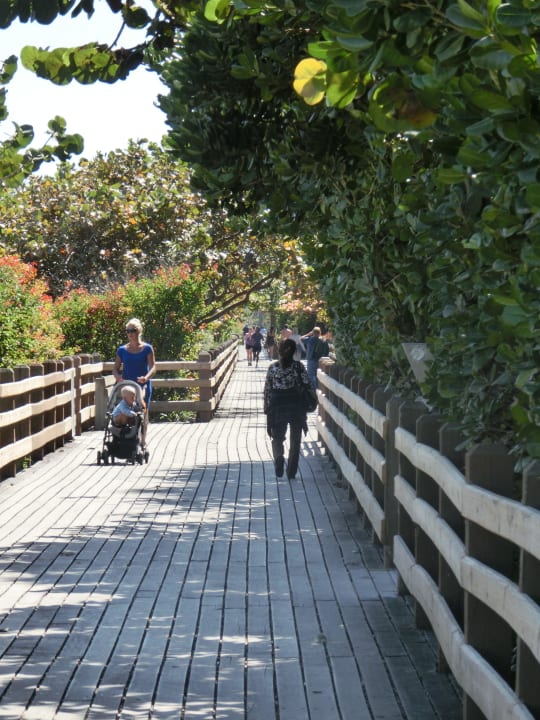 Weg hinter dem Hotel zum Oceans Drive Hotel Riu Plaza Miami Beach