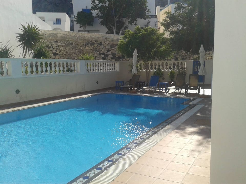 Pool mit Liegen Hotel Karidis