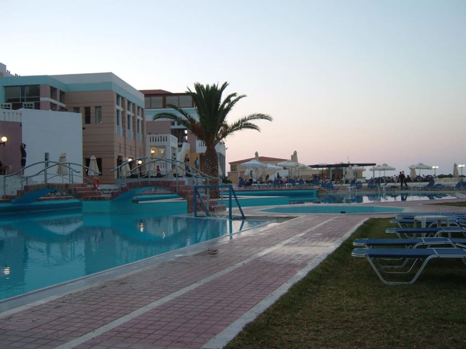 Hauptpool in der Dämmerung Fodele Beach & Water Park Holiday Resort