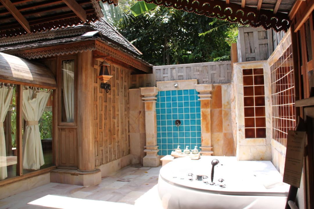 Dusche und Whirlwanne Santhiya Koh Phangan Resort & Spa