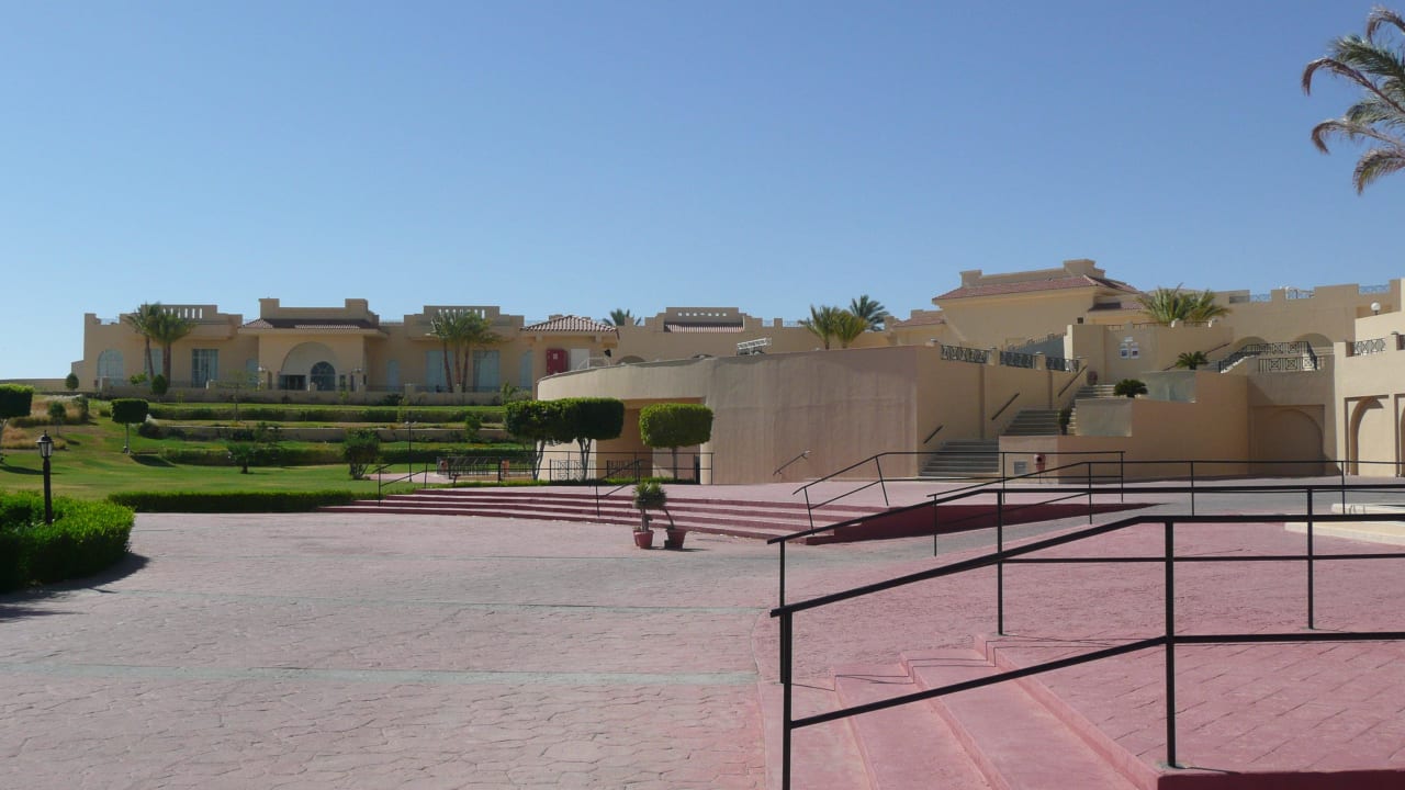 Vor dem Restaurant Cleopatra Luxury Resort Makadi Bay