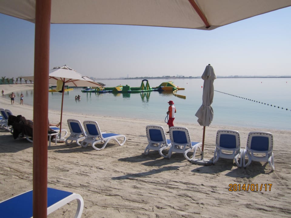 Hotelstrand mit Sicht auf Spielburg DoubleTree by Hilton Resort & Spa Marjan Island