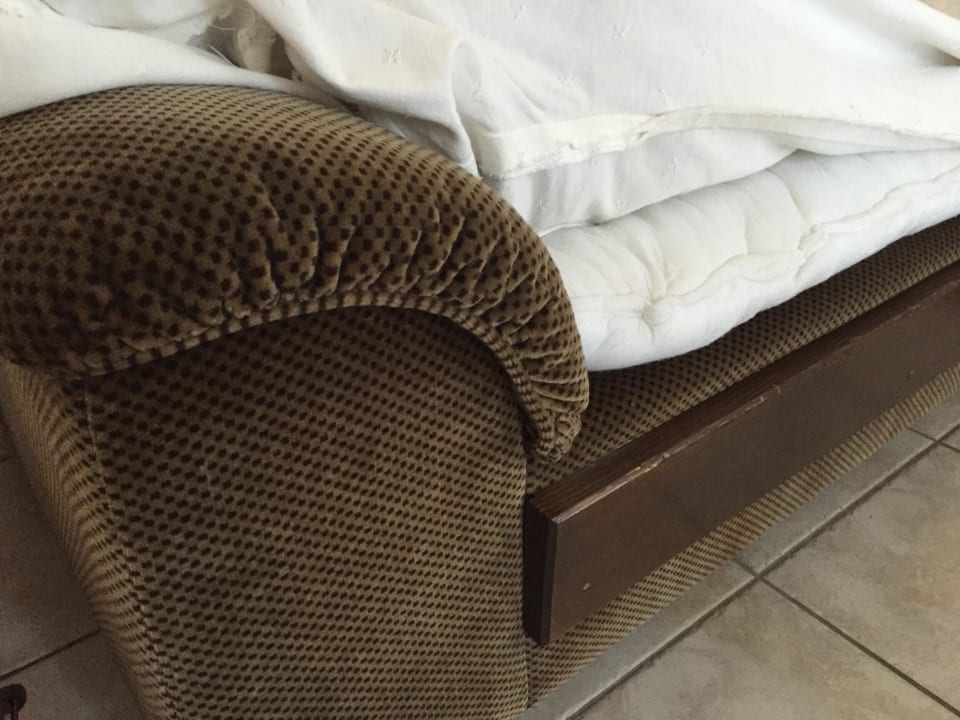 Uralt Sofa, kaschiert mit Überwurf und Polster Hotel Rigiblick am See