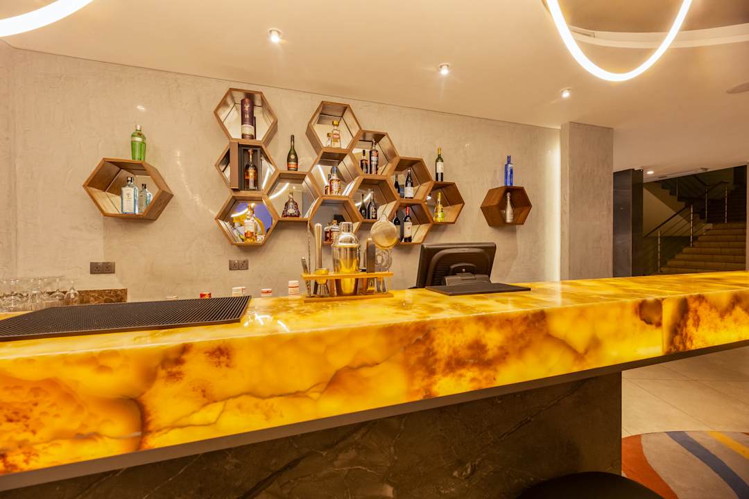 Gastro Oak Plaza Suites