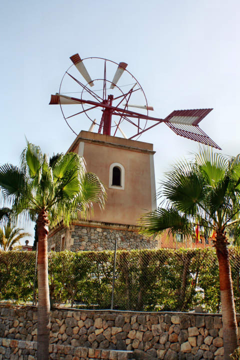 Windmühle am Eingang Mon Port Hotel & Spa