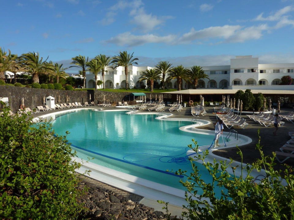 Übersicht Pool am Hotel mit Liegebereich Relaxia Olivina