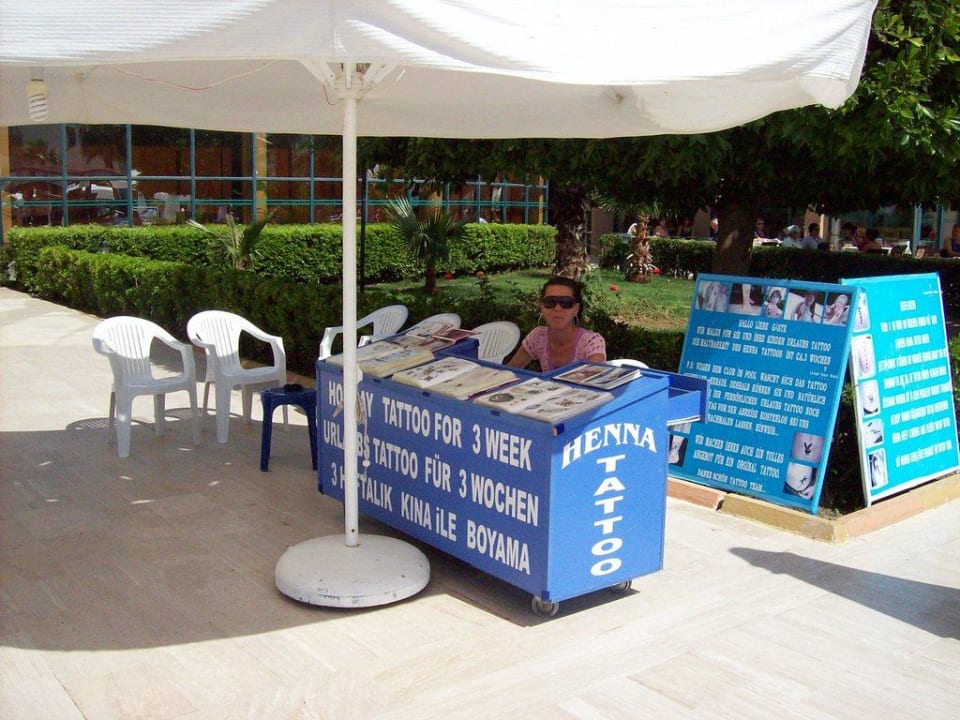 Tattoo mit Henna direkt am Pool Grand Seker Hotel