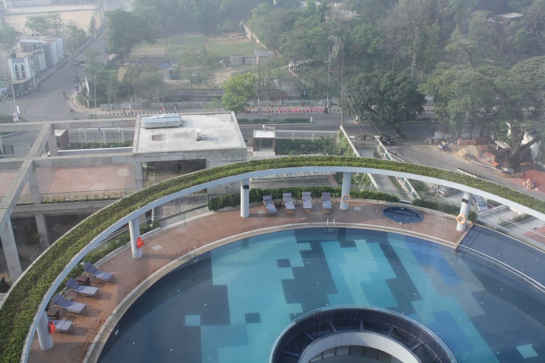 Blick vom Zimmer auf den riesigen Pool Radisson Blu Chittagong Bay View