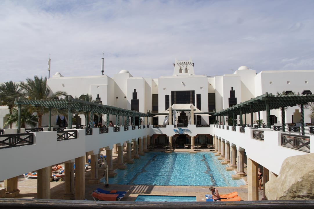 Blick auf italienisches Themenrestaurant und Pool Sharm Resort