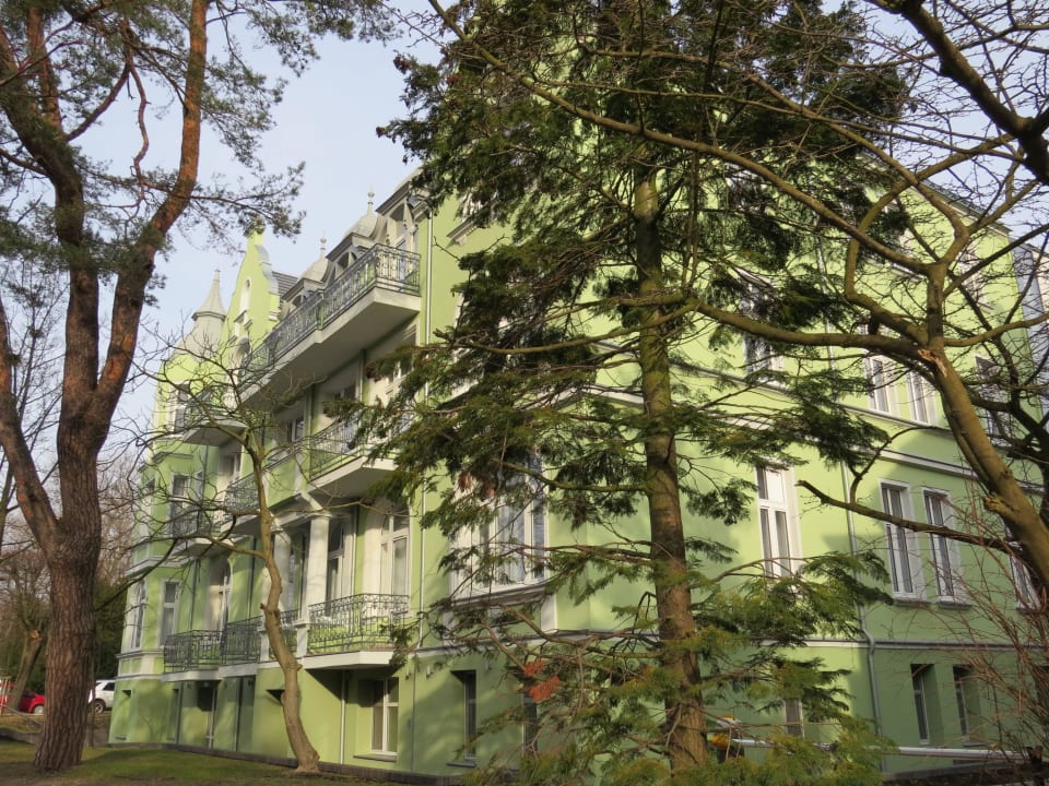 Seitenansicht des Hotels Hotel Admirał