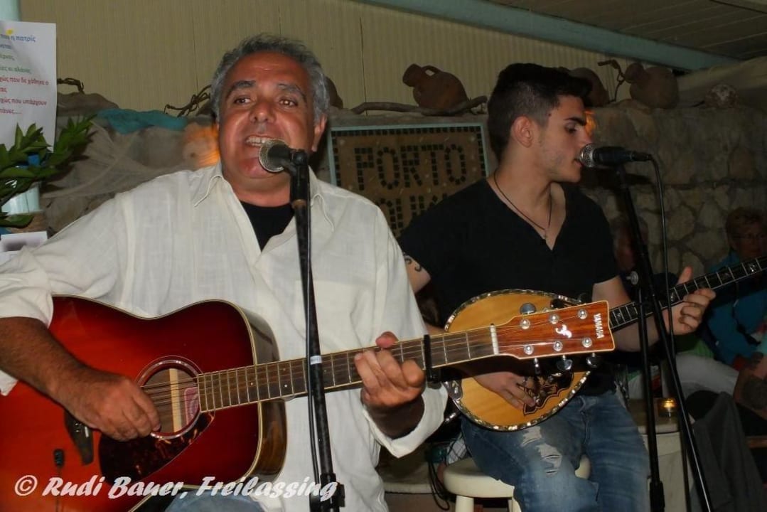 Pavlos und Sohn in der Bar Thalassa Porto Koukla Beach