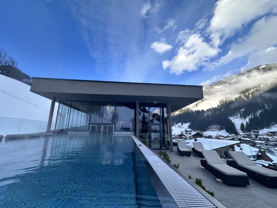 Pool DAS EDELWEISS Salzburg Mountain Resort