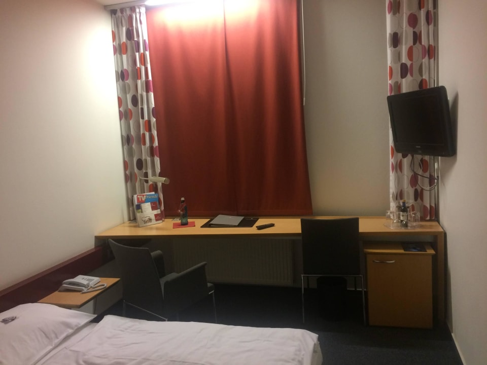 Schreibtisch / Minibar Stadthotel Münster