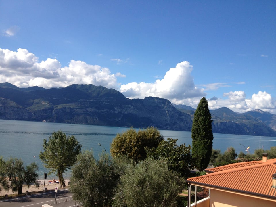 Ausblick vom Pool zum See Hotel Rosmari