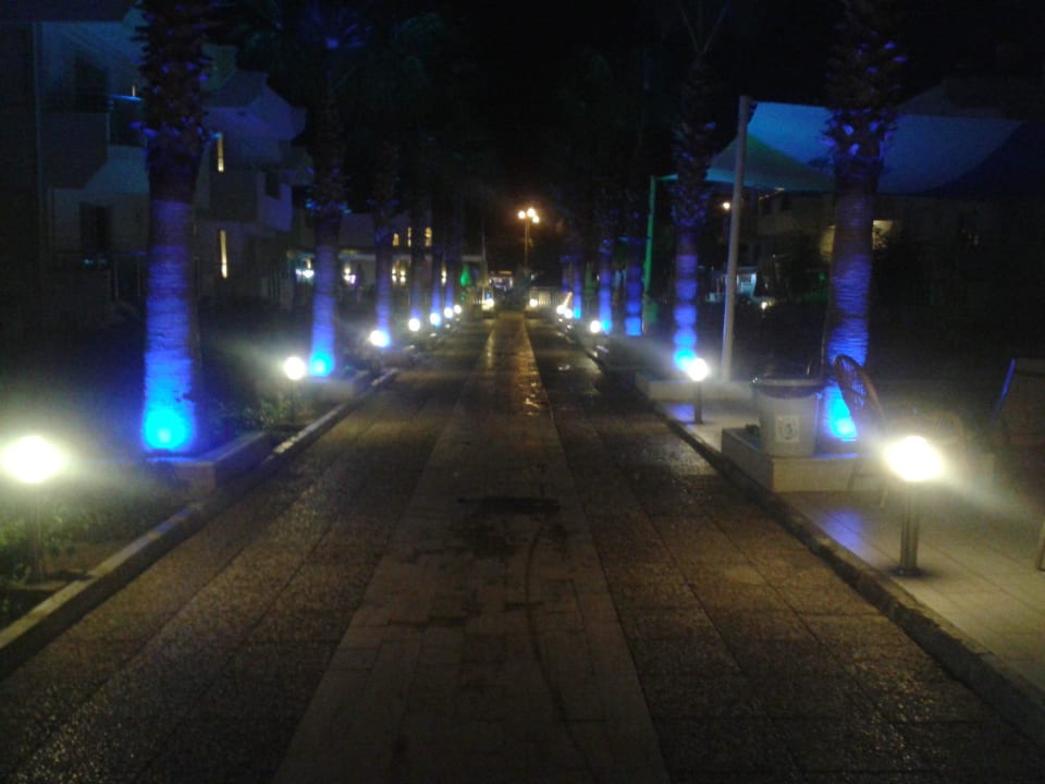 Weg von Hintereingang zur Poolanlage Dream Family Club