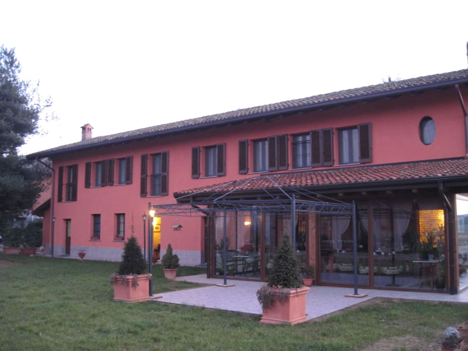 Gebäude mit den Zimmern und dem Wintergarten Agriturismo Cascina San Carlo