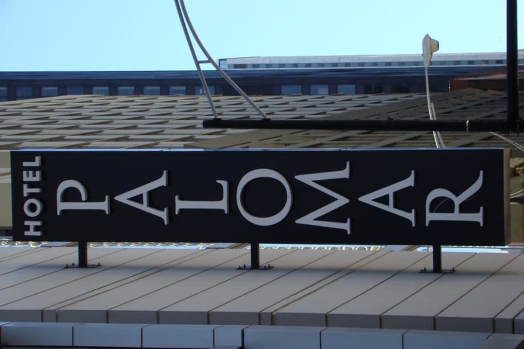 Schild über dem Eingang Hotel Palomar Chicago