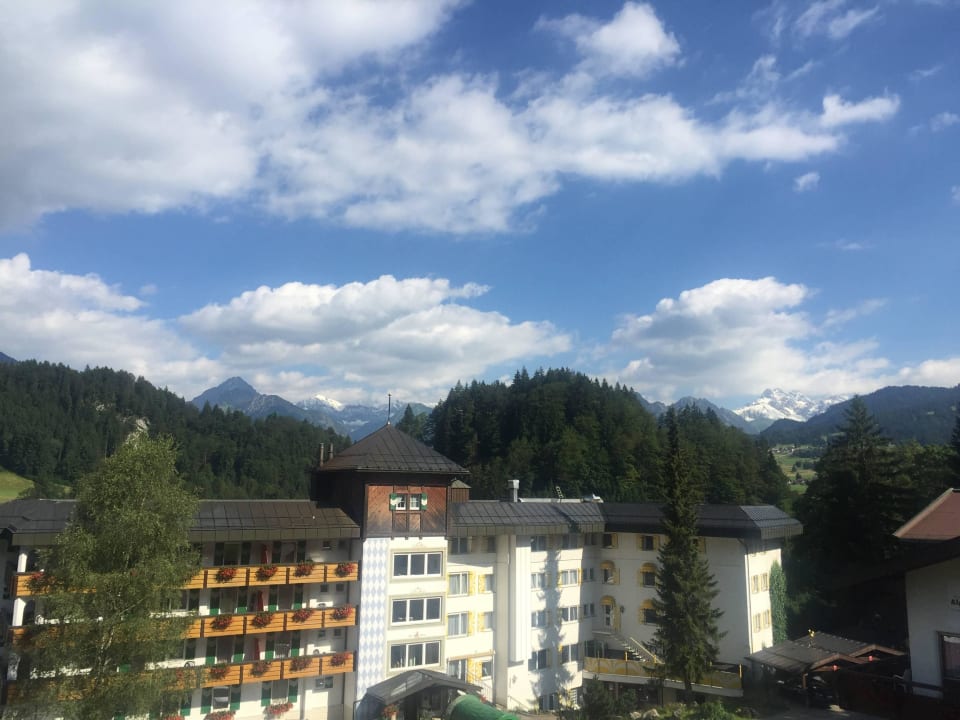 Blick auf das Haupthaus mit Blick in die Berge Alpenhotel Oberstdorf